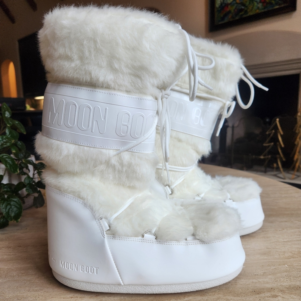 Moon Boots ICON WHITE FAUX-FUR BOOTS - Size EU 42/44 (US 9/10.5)